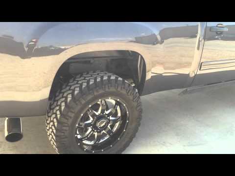 Duramax HD with 35x12.50 tires on a leveling kit