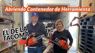 El De La Tacoma Abriendo Contenedor de Herramienta