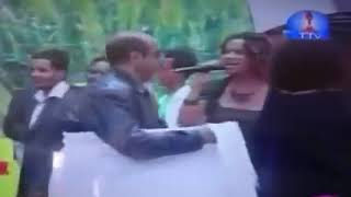 የቀድሞ ጠቅላይ ሚንስቴር መለስ ዜናዊ ሲጨፍሩ