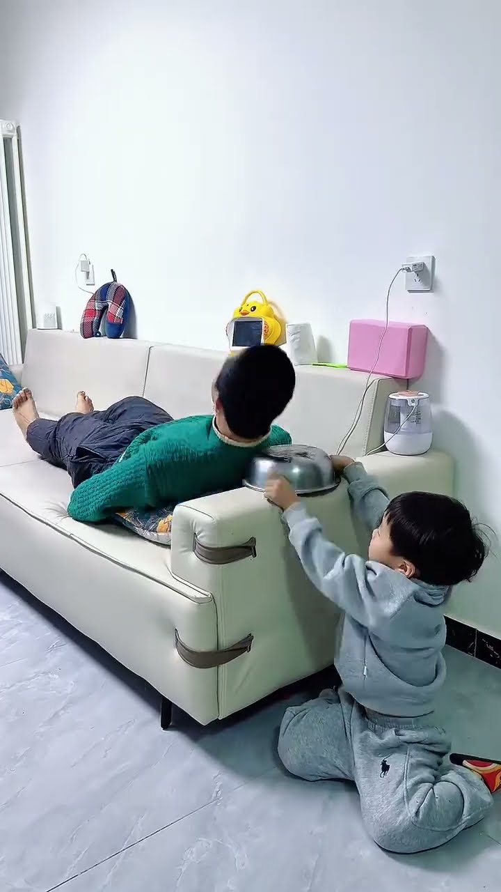 爸爸又想睡懒觉，儿子想出这损招，看你这次怎么睡！#Cute baby#Cute#呆萌小米宝#聪明宝宝#萌娃