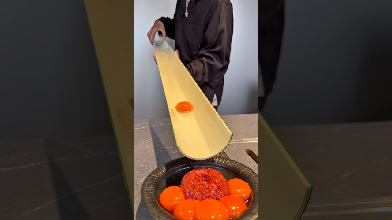 竹から卵黄を豪快に流し込む斬新な竹ユッケ🥩#japanesefood