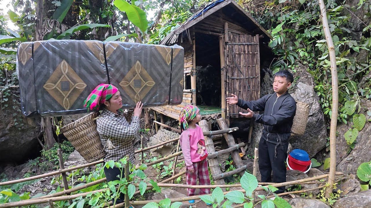The single mother brought a warm blanket as a thank you gift to Tran Cong, Rebuilding life.