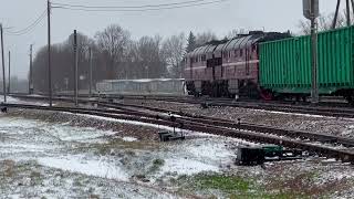 2ТЭ116-1060 с щепо́й отправляется со станции Тарту/ 2TE116-1060 with wood chip leaving Tartu station