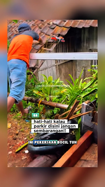 geger:motor tukang paket nyangkut di atap rumah #shorts