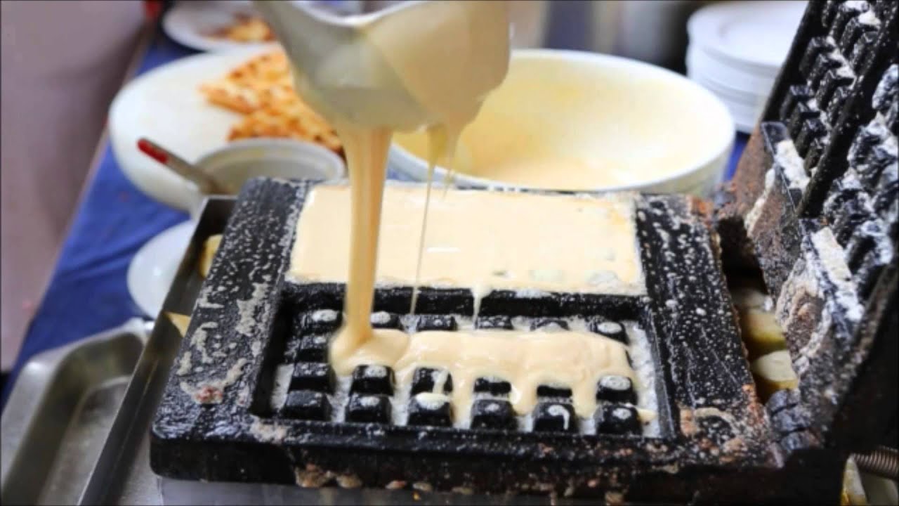 Het maken van wafels. Huur een wafelbakijzer