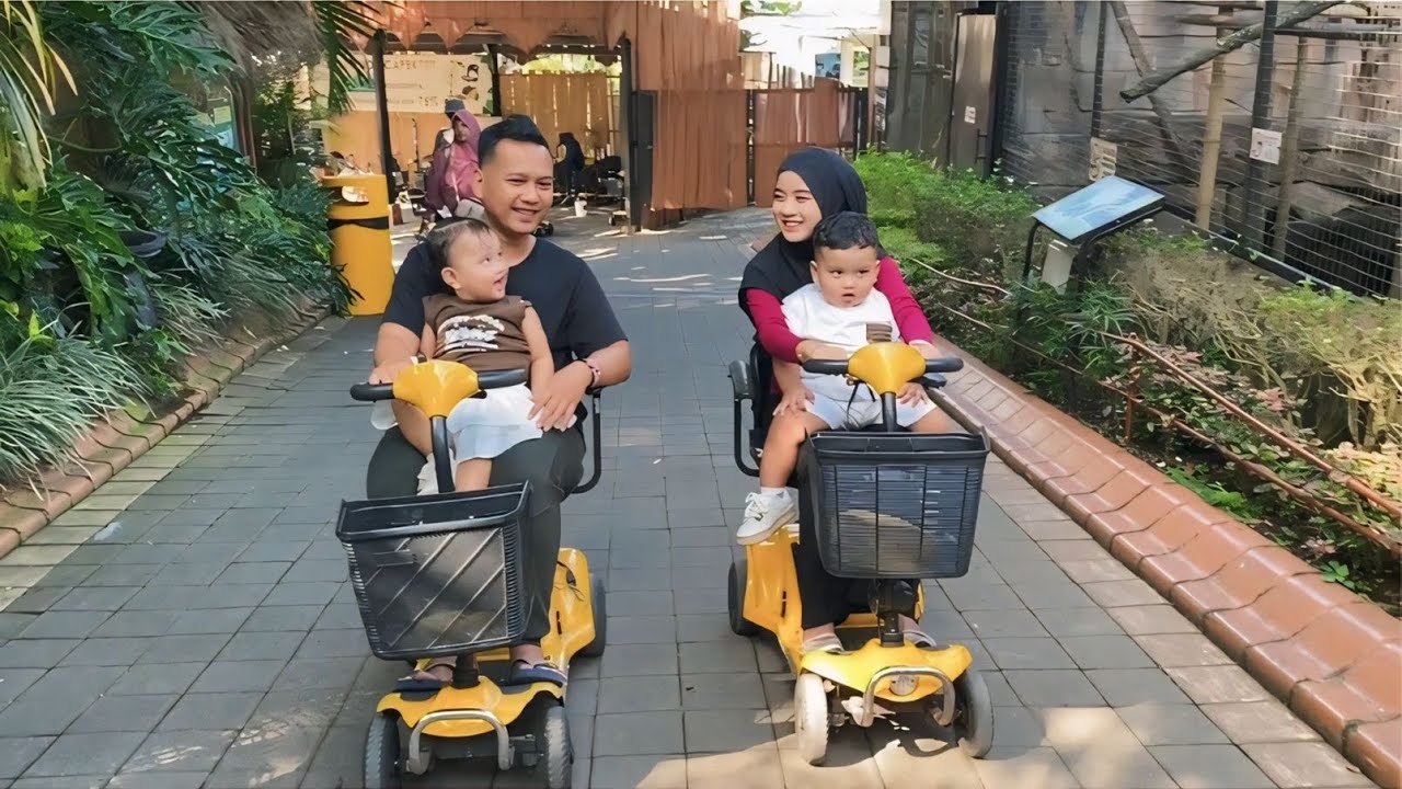 SI KEMBAR JALAN JALAN KE JATIMPARK LIHAT MOMO!