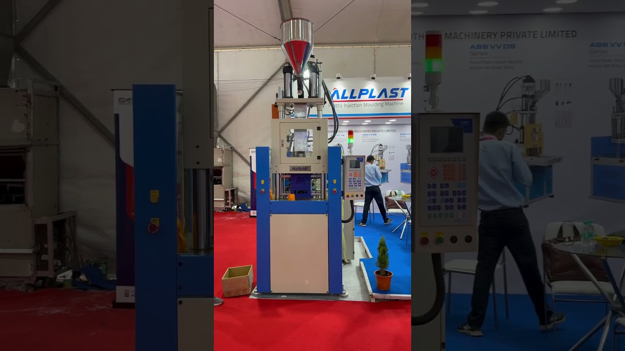 Vertical plastic injection moulding machine 