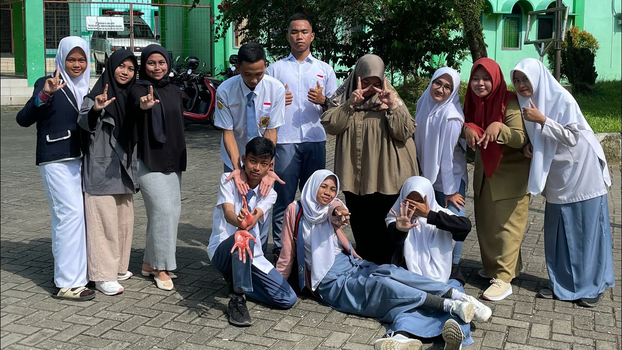 Drama Pertunjukan kelas 12 MIPA 1 “Lukanya” bahasa Banjar - YouTube