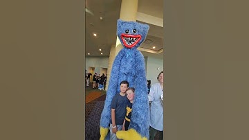 Huggy Wuggy is HUGE! #poppyplaytime #huggywuggy #cosplay