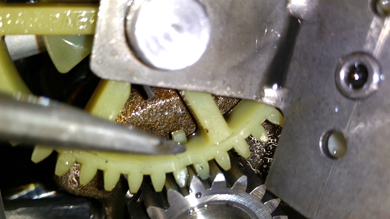 How to align Briggs & Stratton engine timing gears - YouTube