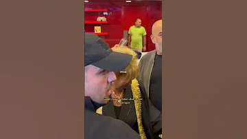 منى واصف تتجاهل معجبه لها 