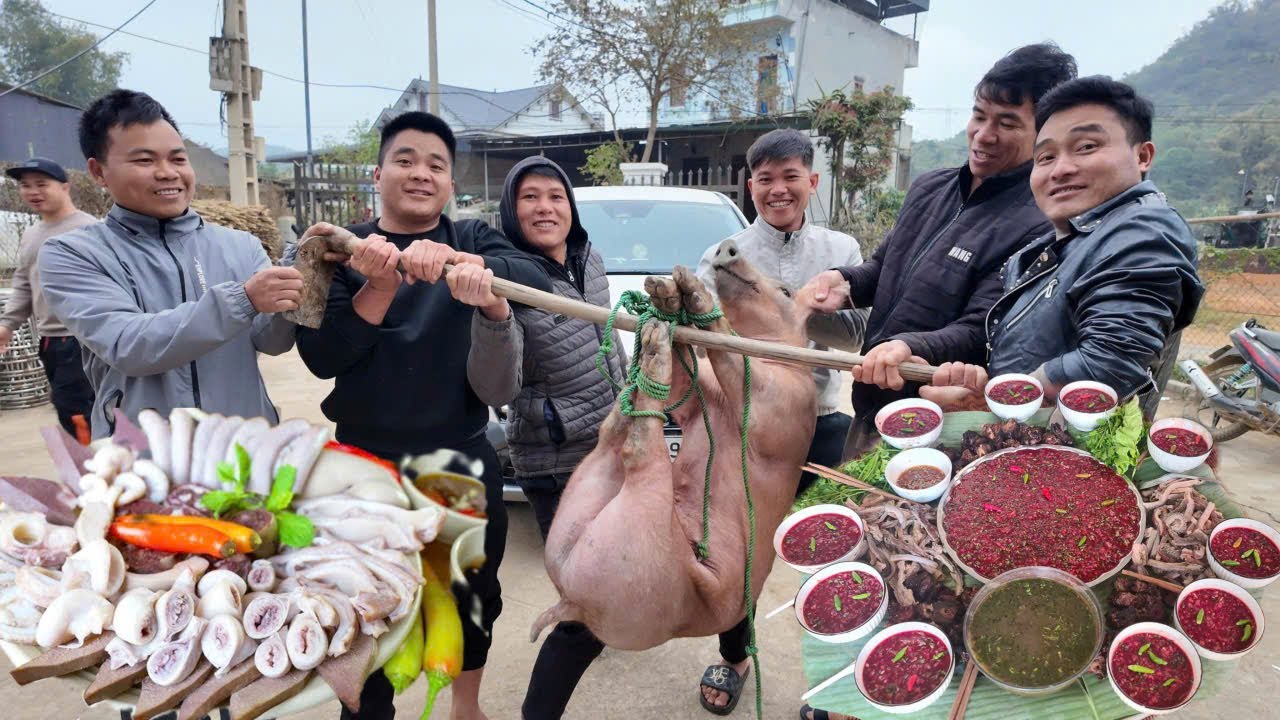 Mâm cơm tiết canh, pịa, lạp Trâu, gà luộc, lòng lợn khao xe mới em Thơm | Nhịp Sống Tây Bắc