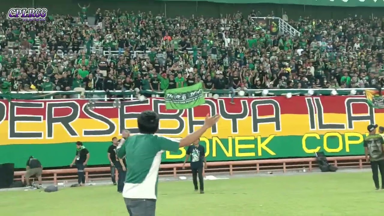KERAMAIAN MENYANYIKAN LAGU SANJUNGAN PERSEBAYA DI DALAM GELORA BUNG TOMO PERSEBAYA VS PSIMYOGYAKARTA