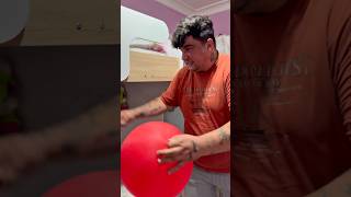 Balonla Oynarken Ablasını Kızdırıyor