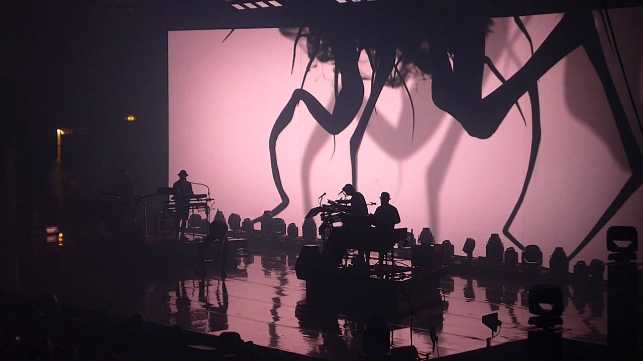 Quand c est. Stromae quand c'est. Quand c'est Stromae фото. Stromae quand c'est кадры из клипа. Stromae Liv Dome Amsterdam.