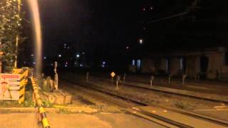 夜の東海道線・小田急電鉄　藤沢駅　一本松踏切　小田急江ノ島線3000形　E231・E233系下り普通　EF66 100 上り高速貨物（コンテナ列車）通過