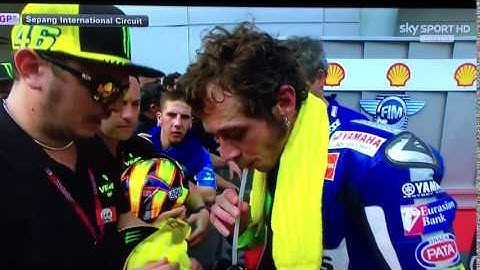 Rossi vs Marquez 2015 labiale di Rossi a fine gara