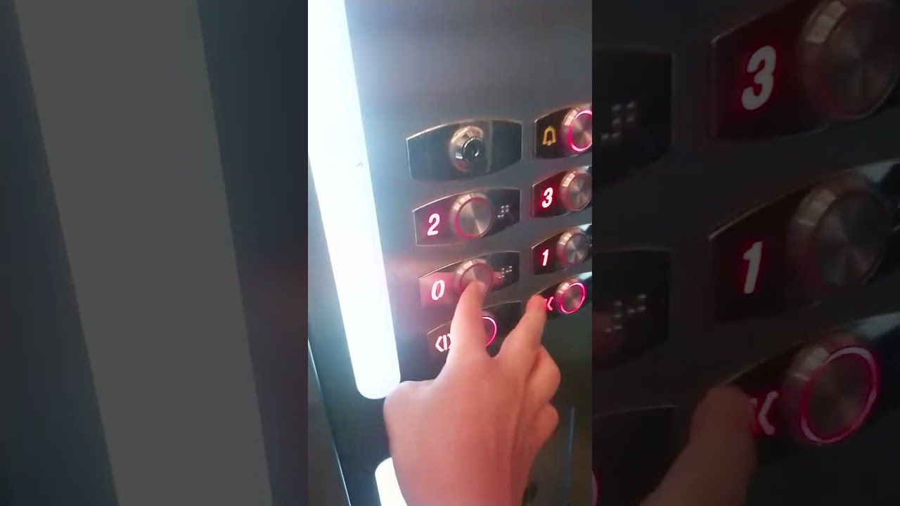 Σχεδόν κλείστηκα! Ασανσέρ σε γραφεία στη Γλυφάδα Almost got stuck! elevator traction and inner doors