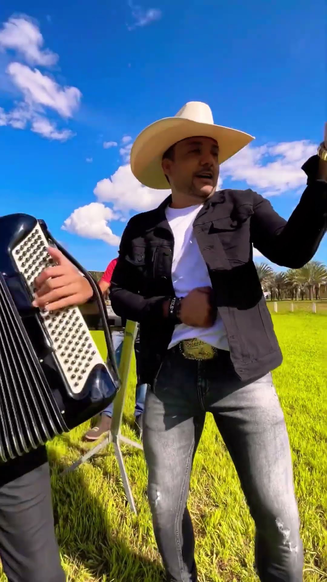 O cantor das comitiva estourou com a nova música forró do meu Goiás quem gostar deixa lá #boanoite