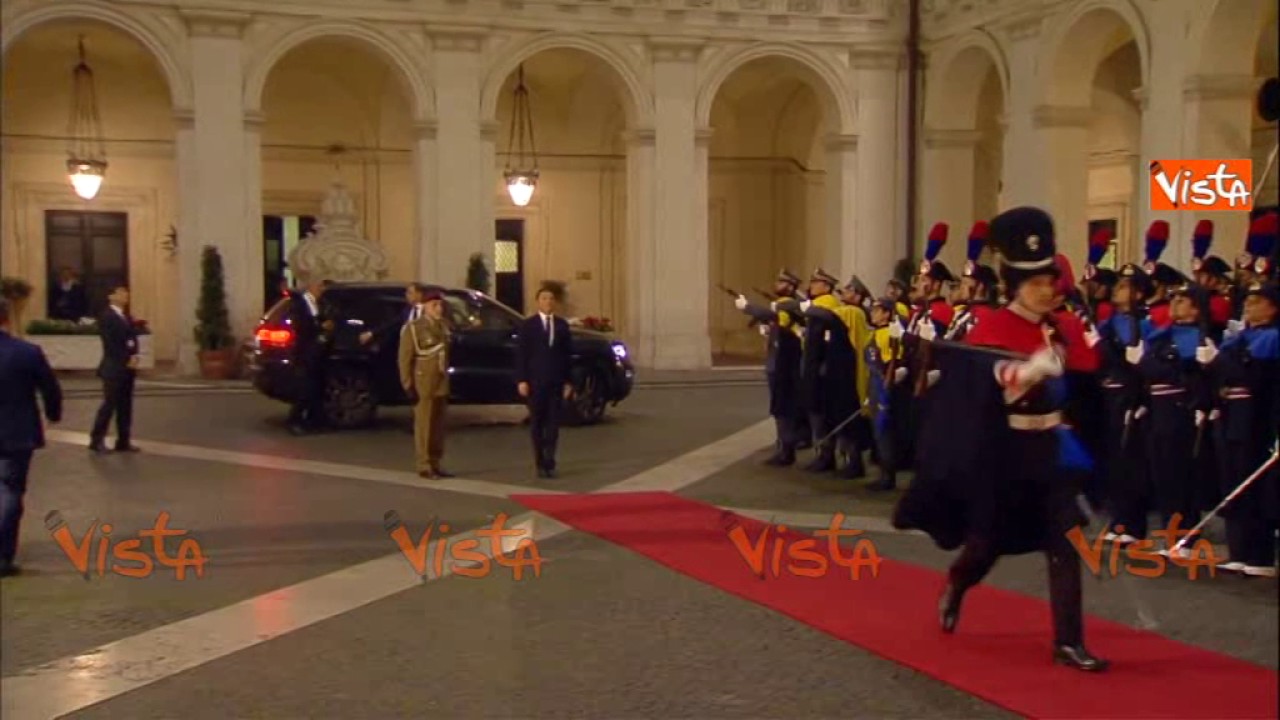 RENZI ABBRACCIA ALFANO PRIMA DI LASCIARE PALAZZO CHIGI