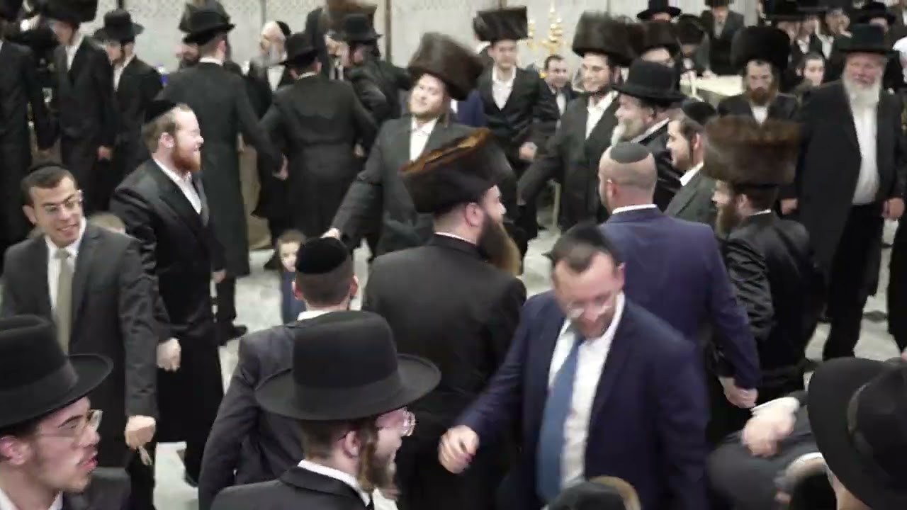 ר' מיכאל שטרייכר בריקודים בחתונה של נכדתו