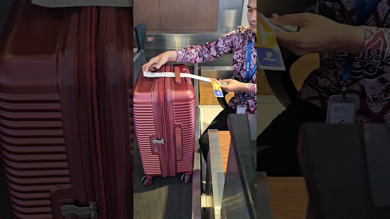 What happens to your luggage ? #luggage #suitcases #travel #airport  #subscribe #shorts #airtravel