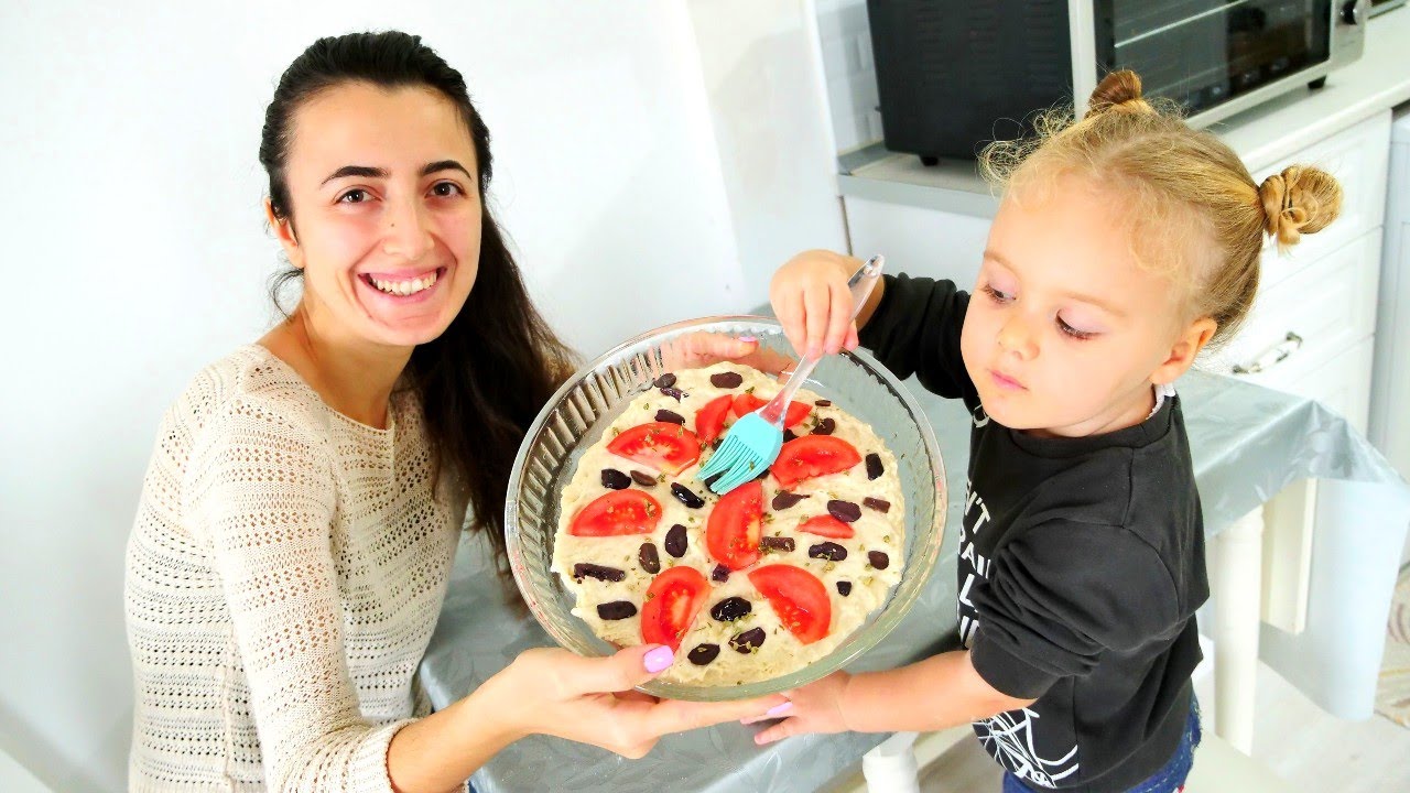Pratik yemek tarifleri! Sevcan Derin ile zeytinli domatesli ekmek yapıyor! Anne Vlog videosu