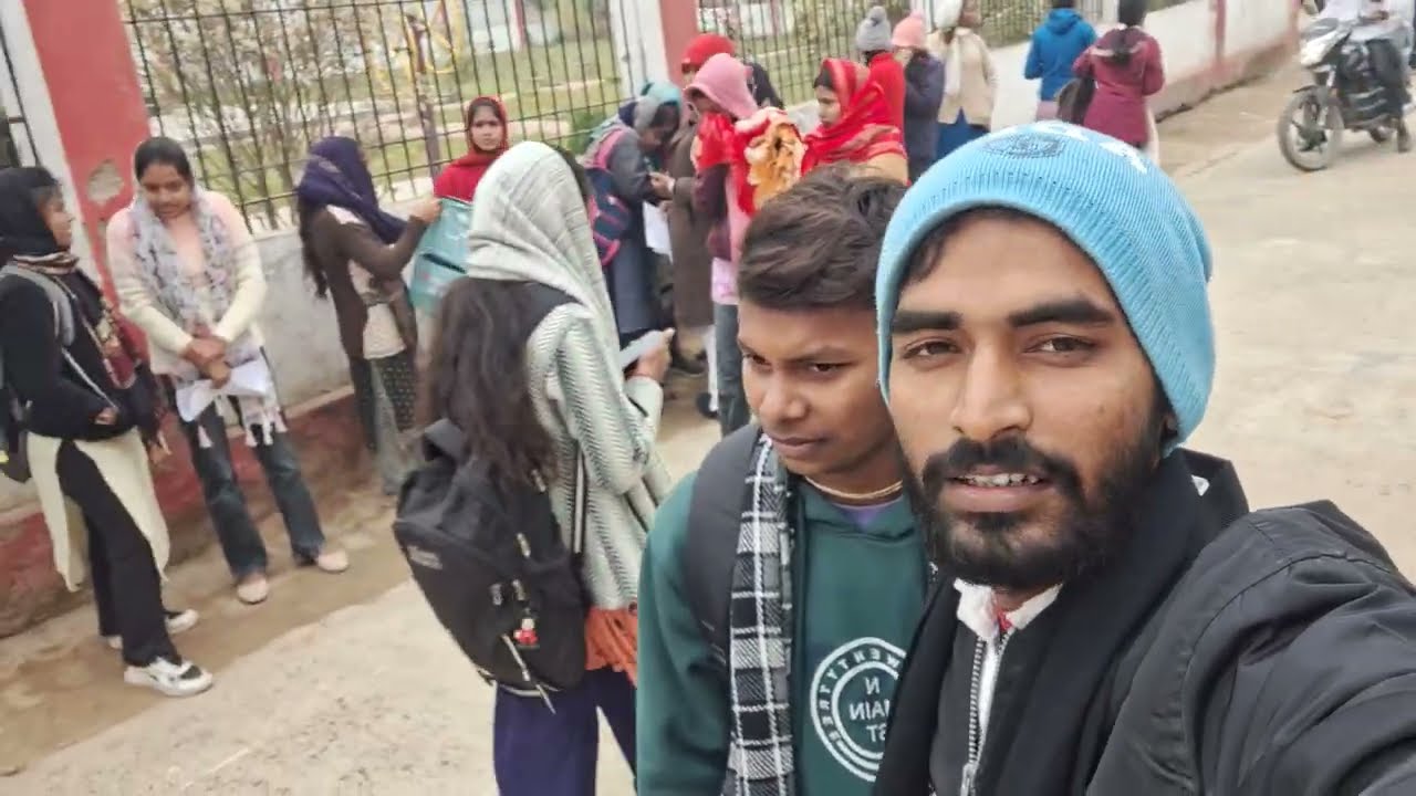 आर.के. कॉलेज परीक्षा की भीड़ | Crowd at R.K. College Examination 