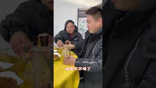 A funny video of someone's small tricks to avoid drinking at a banquet being discovered