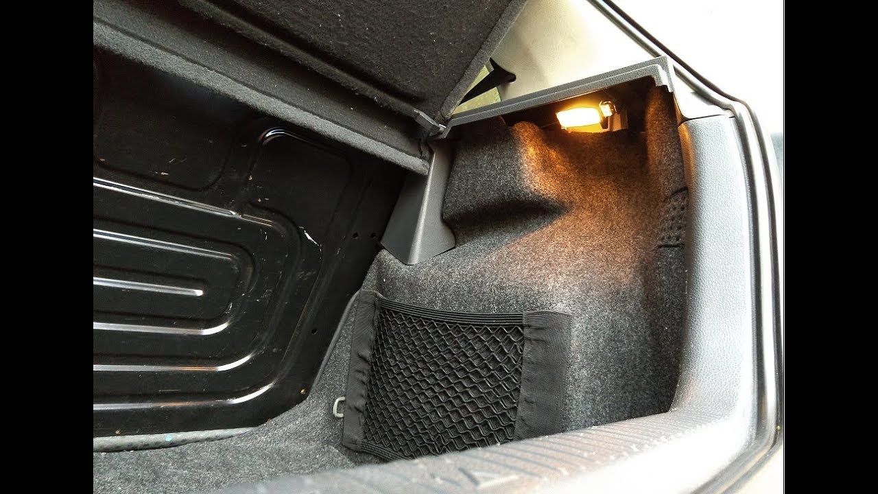 Instalando luz no porta-malas do VW Polo 9n 9n3 9n4