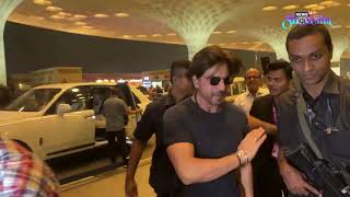 Shah Rukh Khan Spotted At Airport, FINALLY Without Hiding Face From Paps; WATCH