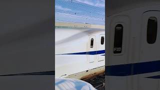 小田原駅に停車中の東海道新幹線N700系 J4編成(N700S)と通過するN700系 F23編成(N700A)