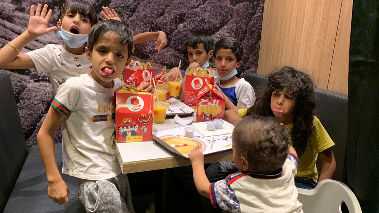 اخذت عيال الحاره لماك وطردهم المطعم😭💔