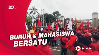 Massa Demo 21 April Bongkar Paksa Water Barrier di Depan DPR