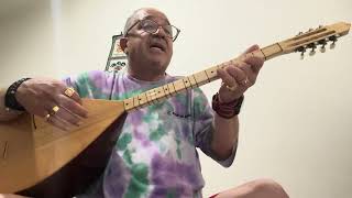 Solfej Hali̇t Bi̇lgi̇ç Özgürlük Çi̇çeği̇msi̇n Kisa Sap Bağlama Ekleyen Surgeon Resimi