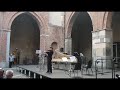 Il violinista fabrizio von arx in cortile federico ii a cremona