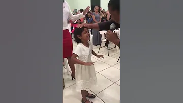 Mini pastora NICOLE sendo batizada pelo Espírito Santo