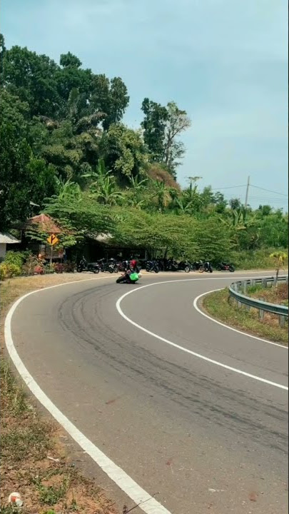 Lolos dari MAUT - YAMAHA R25 - KNEEDOWN - CORNERING #r25 #shorts #r1m #r15v4 #motogp #mandalika