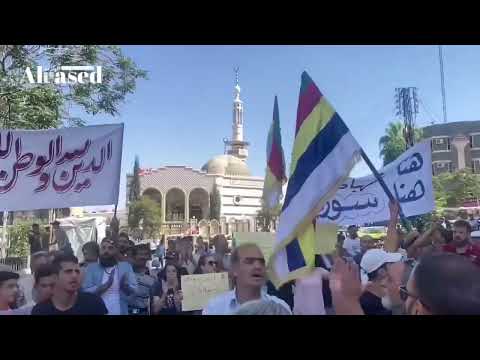 وصول وفد من مدينة شهبا والقرى المحيطة بها إلى ساحة الكرامة وسط مدينة السويداء