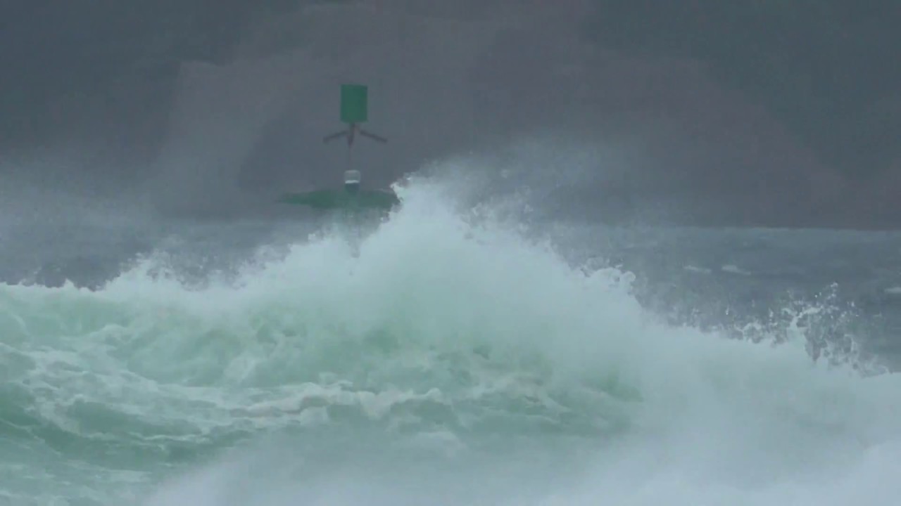 荒れる海で揺れる海洋ブイ 計測器 Youtube