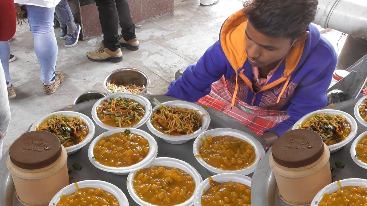 Young Hard Worker Selling Ghugni in The Railway Station - @ 10 rs Plate -  Indian Street Food | Indian Food Loves You