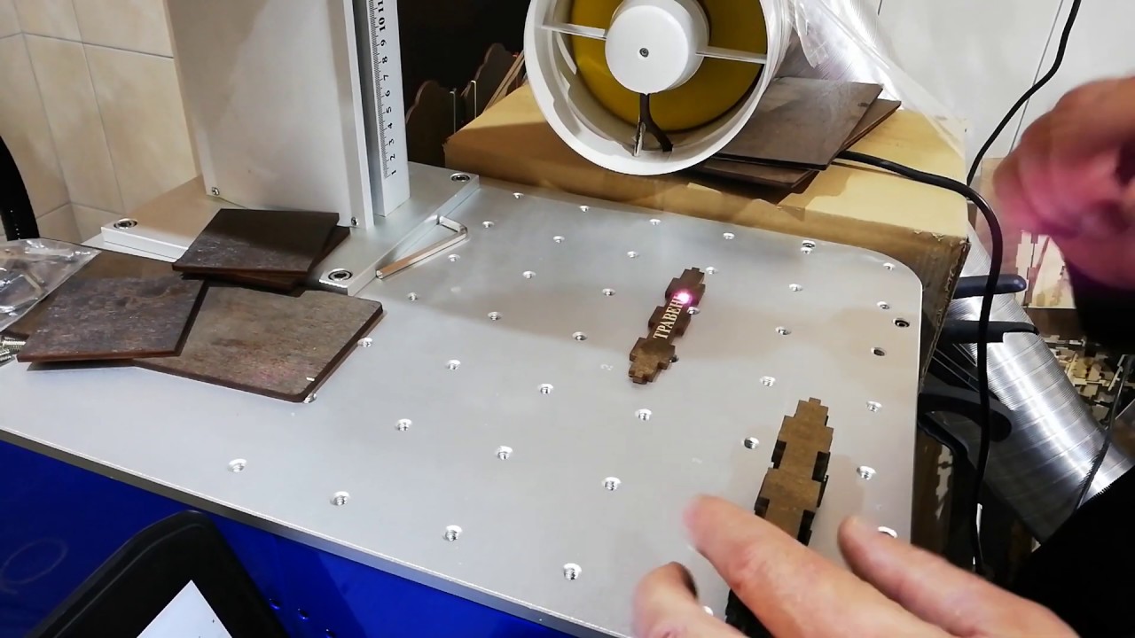 Лазерная гравировка крашенной фанеры волоконным лазерным гравером ...