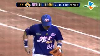 20131003 CPBL 犀牛VS象 1下 郭健瑜妨礙守備遭雙殺 助義大解決滿壘危機