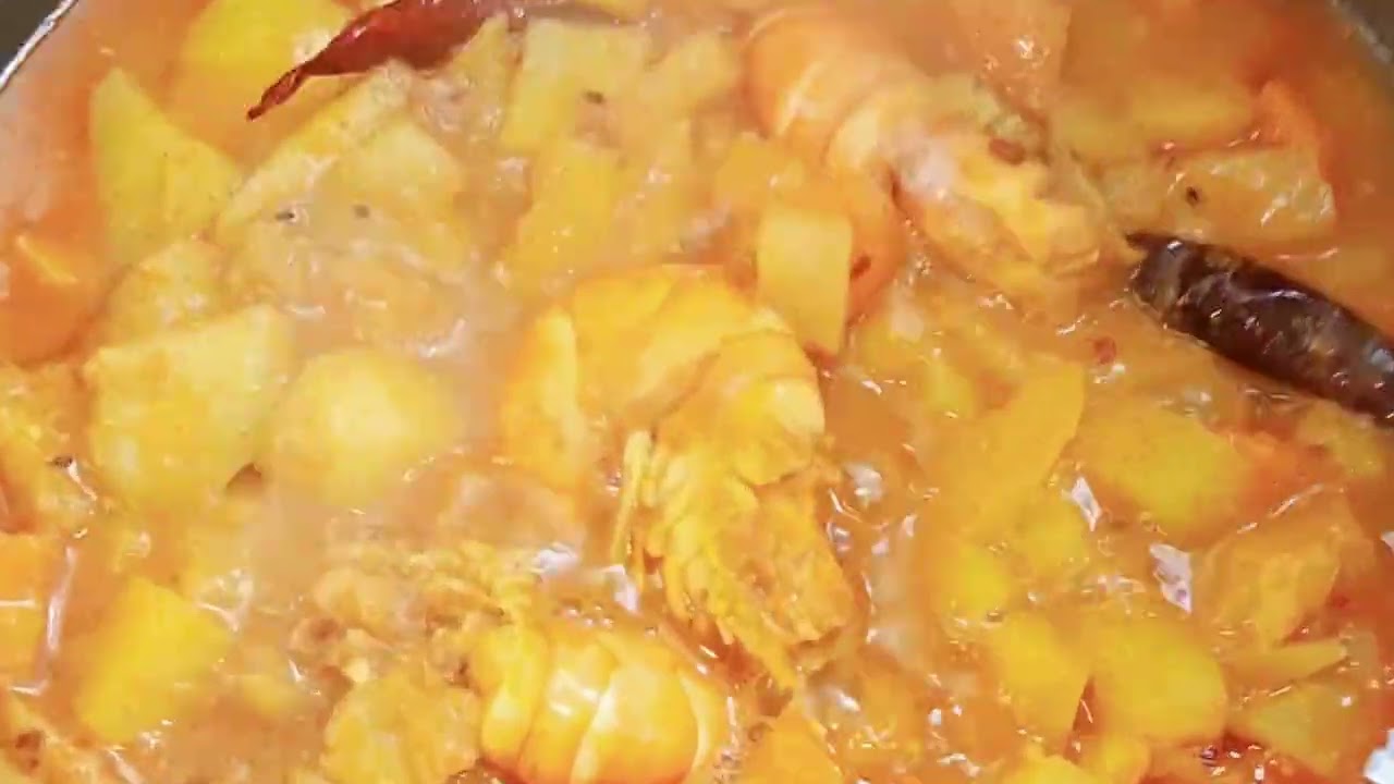 চিংড়ি মাছ দিয়ে সবজি রান্না।