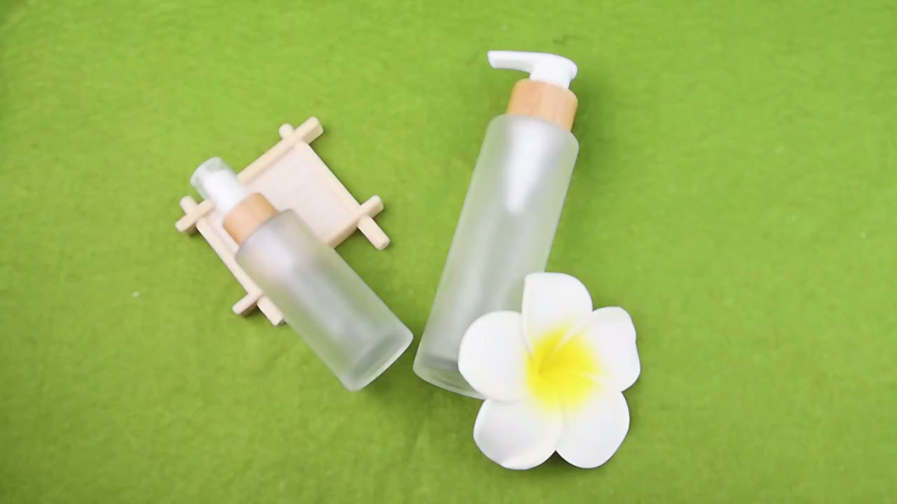 Flat shoulder glass frosted bottle with bamboo pump