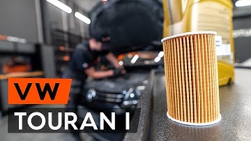 Hoe een oliefilter en motorolie vervangen op een VW TOURAN 1 (1T3) [HANDLEIDING AUTODOC]