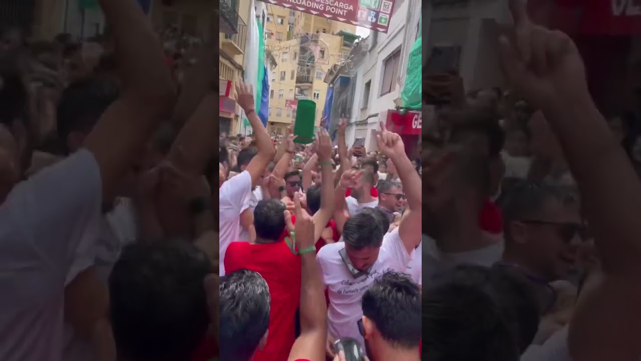 Tomato fight with 20,000 people in Buñol, Spain called La Tomatina!! 🍅🤯 