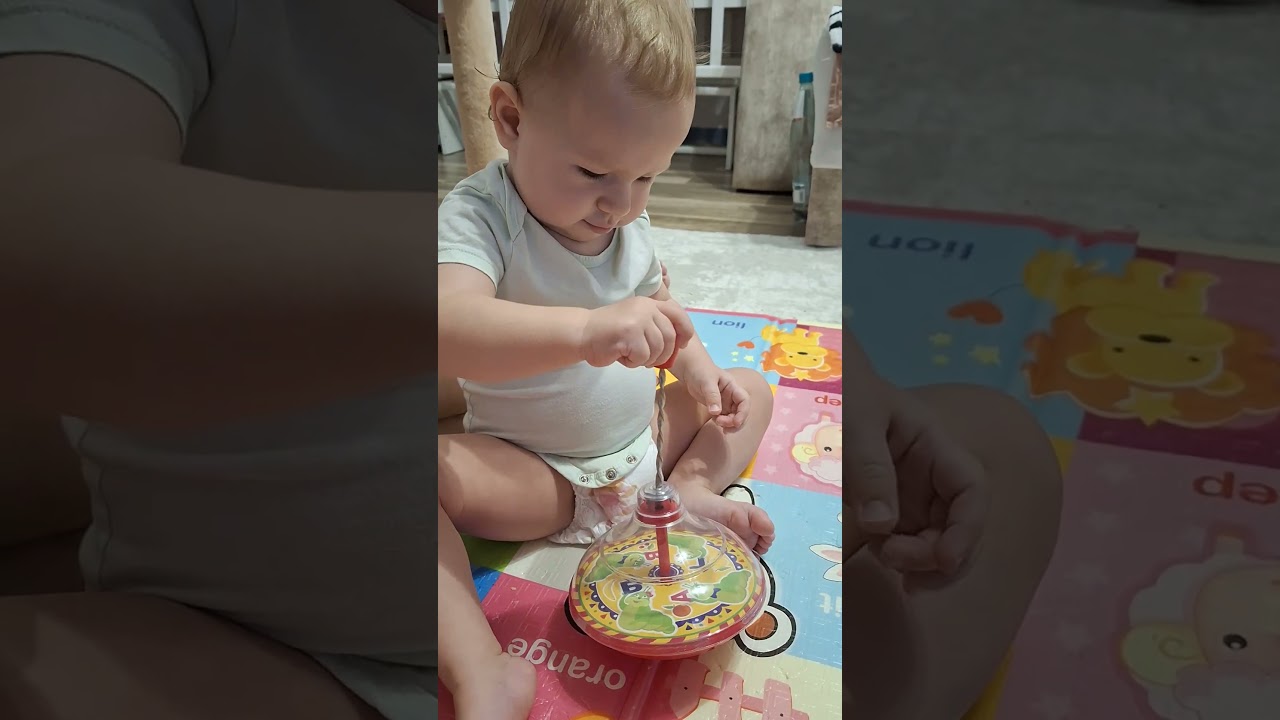 Little girl Masha is playing with a spinning top toy. Малышка крутит юлу. Забавные игры 😍🥰