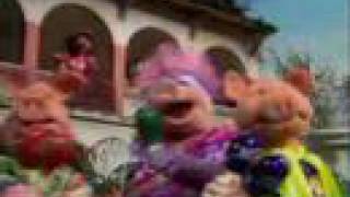 Miniatura del video "Muppet Show. Miss Piggy and the Pigs - Cuanto le Gusta"