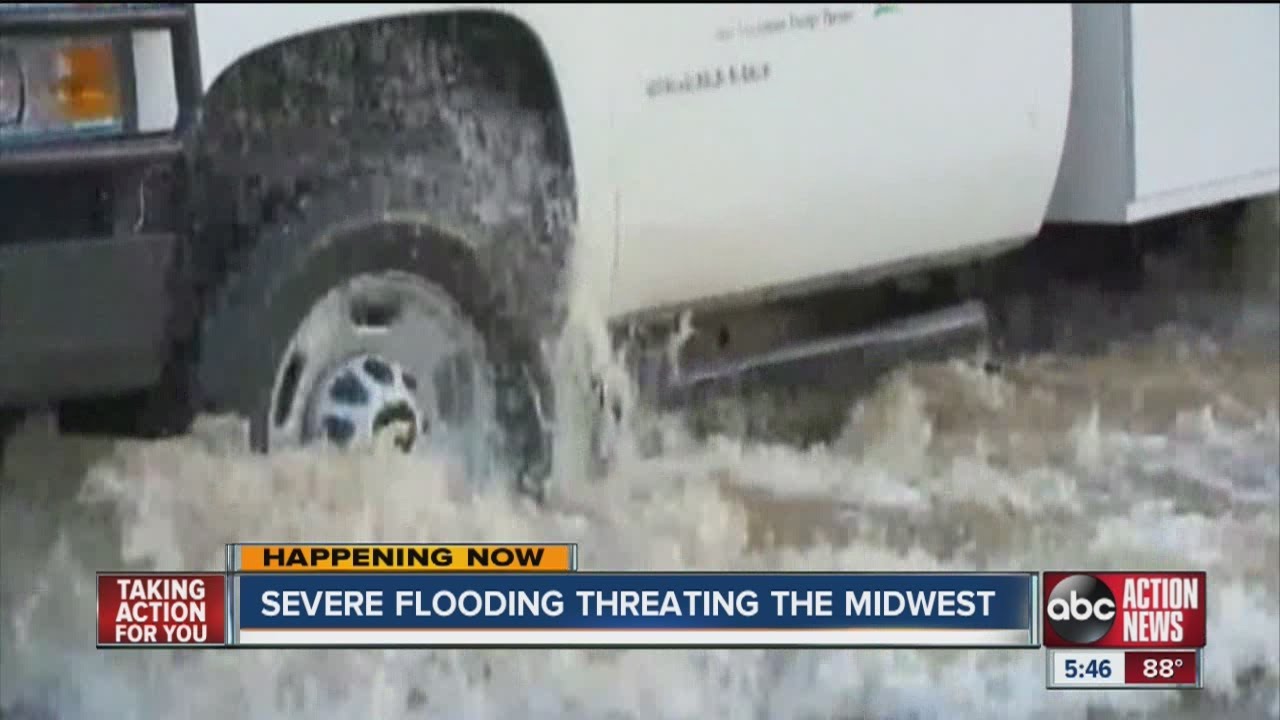 Severe flooding threatens the Midwest - YouTube